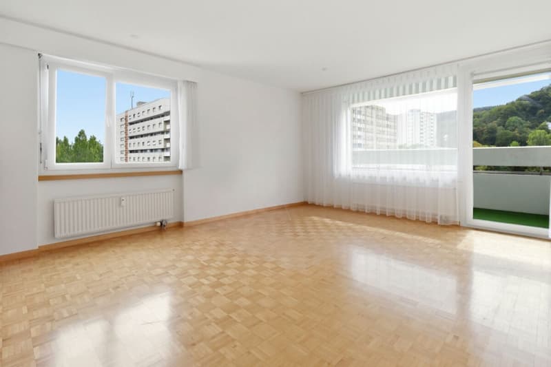 Wohnzimmer mit Zugang zum Balkon
