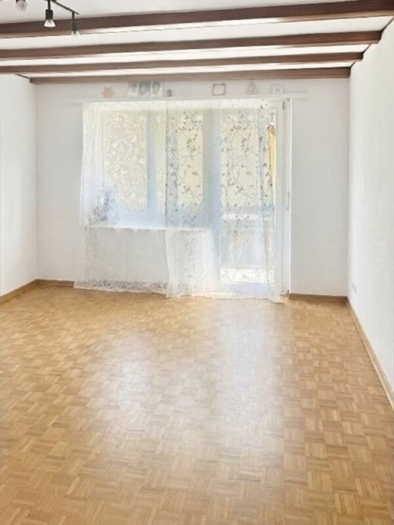 Geräumige 4.5 Zimmer-Wohnung an zentraler Lage (3)