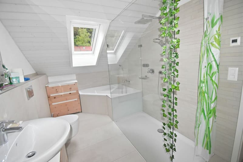 Badezimmer mit Badewanne und Dusche OG