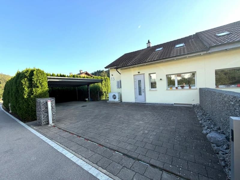 Aussenansicht mit Carport