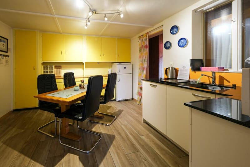 Casa multifamiliare con molto spazio di stoccaggio e locali di deposito (4)