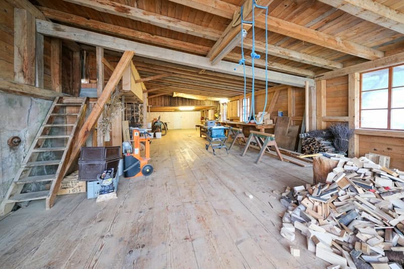 Casa multifamiliare con molto spazio di stoccaggio e locali di deposito (12)