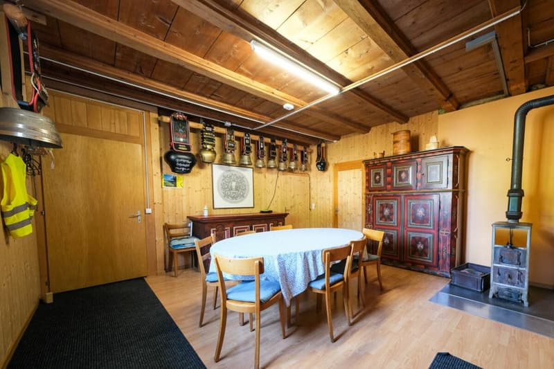 Casa multifamiliare con molto spazio di stoccaggio e locali di deposito (3)