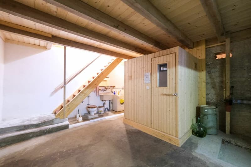Casa multifamiliare con molto spazio di stoccaggio e locali di deposito (11)