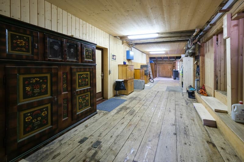 Casa multifamiliare con molto spazio di stoccaggio e locali di deposito (14)