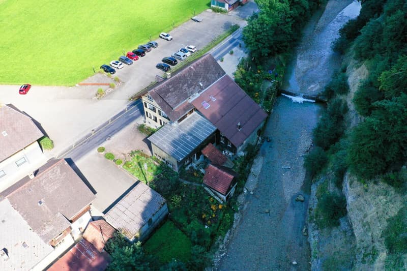 Casa multifamiliare con molto spazio di stoccaggio e locali di deposito (16)