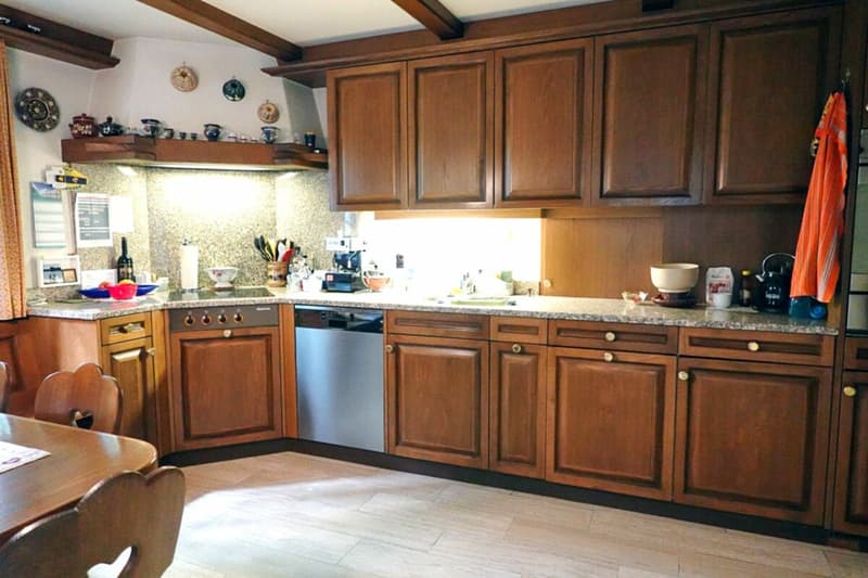 Living, commerce, store, hobby rooms (6)