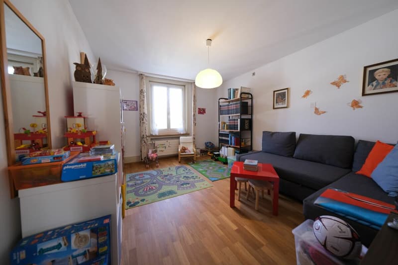 Central 5-room apartment on the 2nd floor (8)