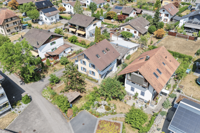Zweifamilienhaus mit Garagen, Werkstatt und Lagerräumen zu verkaufen (2)
