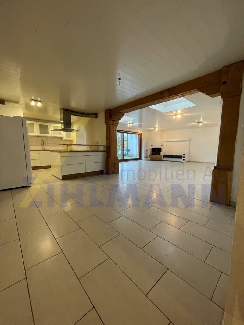 Attractive residential and commercial property with great potential for use (11)