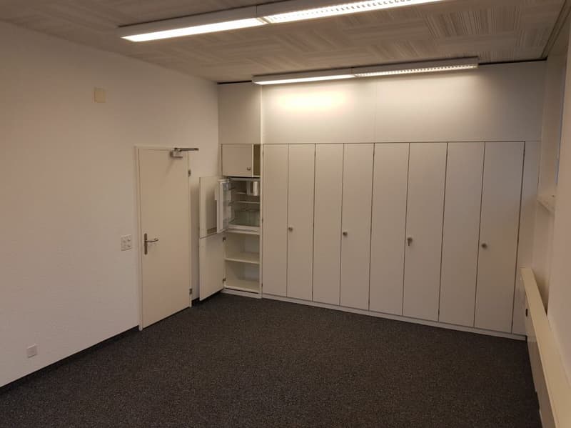 Praktisches Büro mit WC und Kühlschrank direkt am Bahnhof (3)