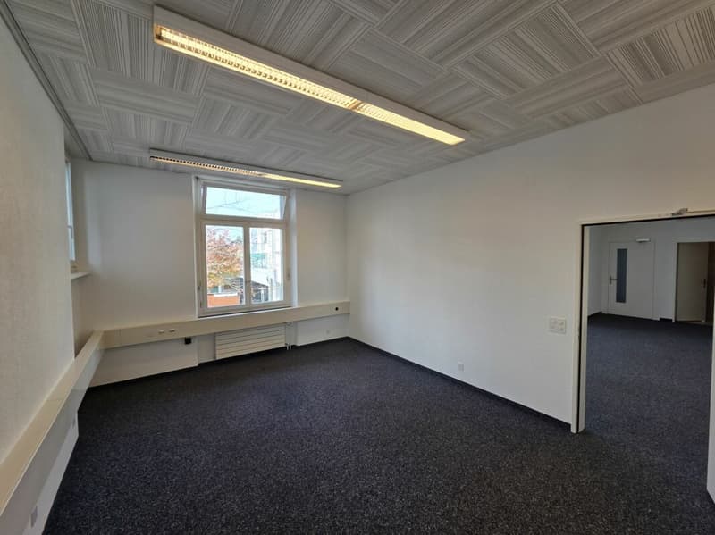 Praktisches Büro mit WC und Kühlschrank direkt am Bahnhof (8)