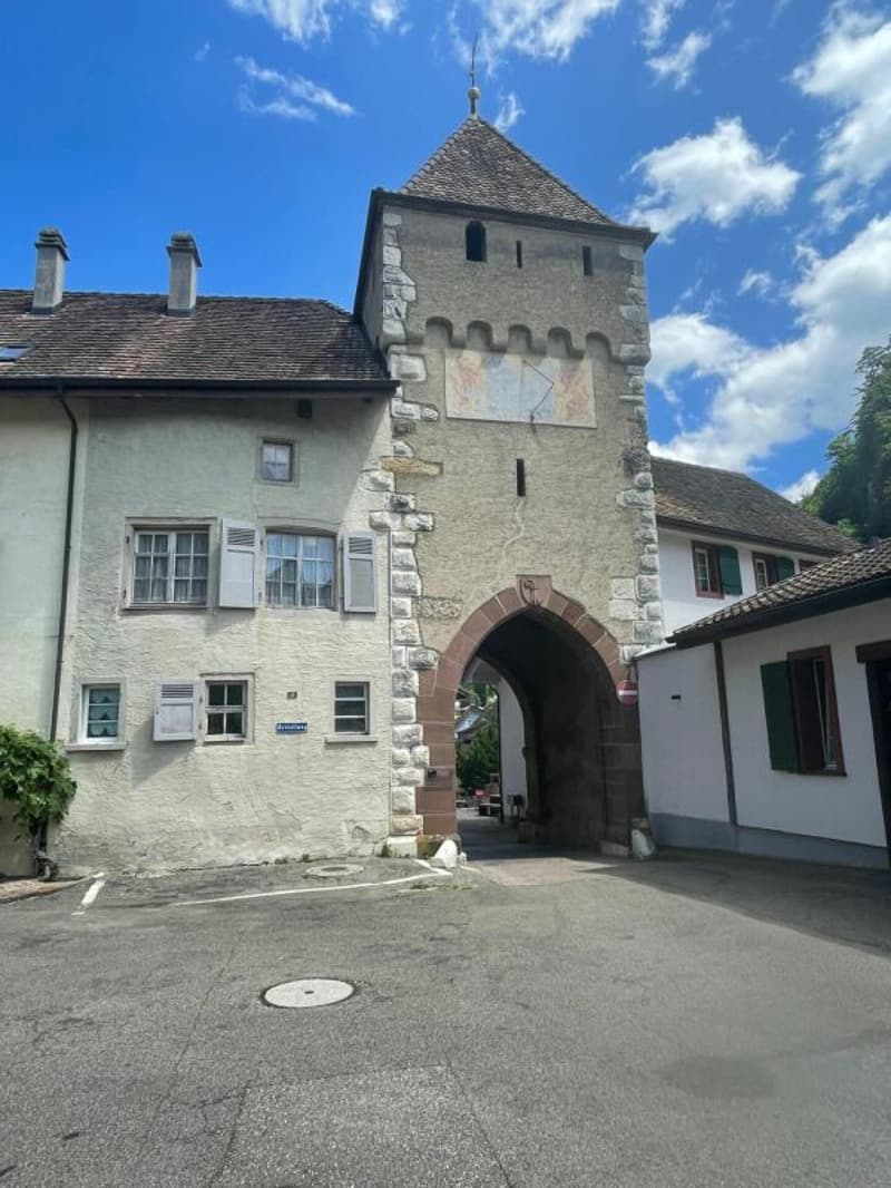 Proprietà del vecchio quartiere che richiede una ristrutturazione con fascino e potenziale (11)
