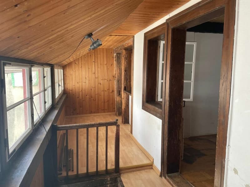 Proprietà del vecchio quartiere che richiede una ristrutturazione con fascino e potenziale (6)