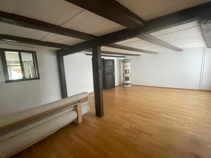 Proprietà del vecchio quartiere che richiede una ristrutturazione con fascino e potenziale (5)