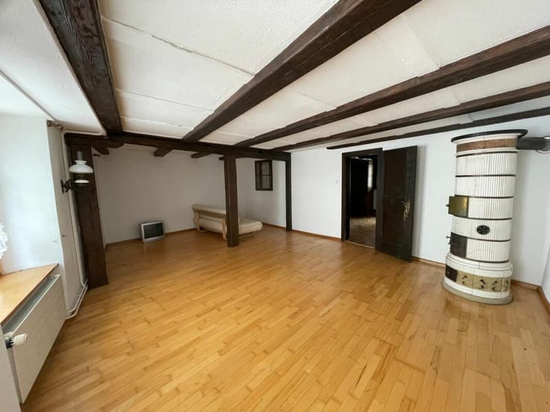 Proprietà del vecchio quartiere che richiede una ristrutturazione con fascino e potenziale (4)