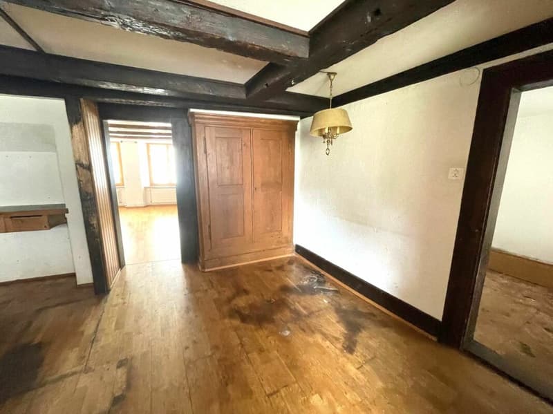 Proprietà del vecchio quartiere che richiede una ristrutturazione con fascino e potenziale (8)