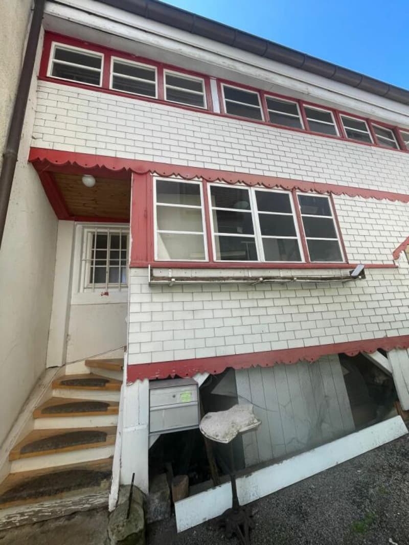 Proprietà del vecchio quartiere che richiede una ristrutturazione con fascino e potenziale (10)