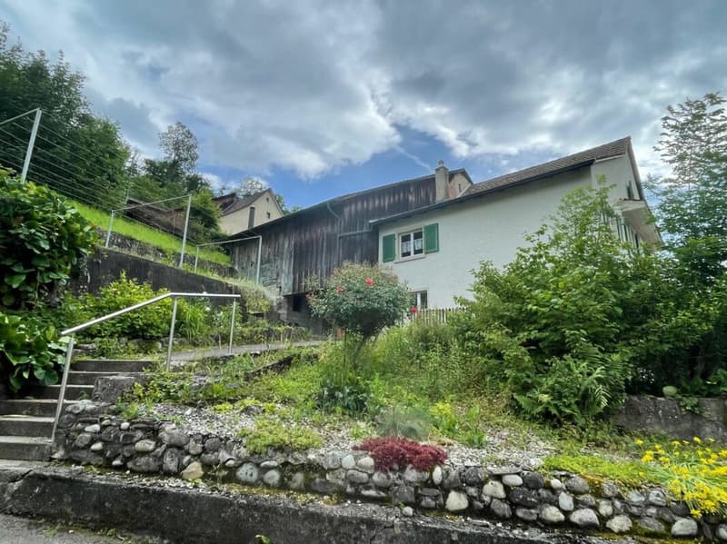 Spacious property with 2 residential units and potential (1)