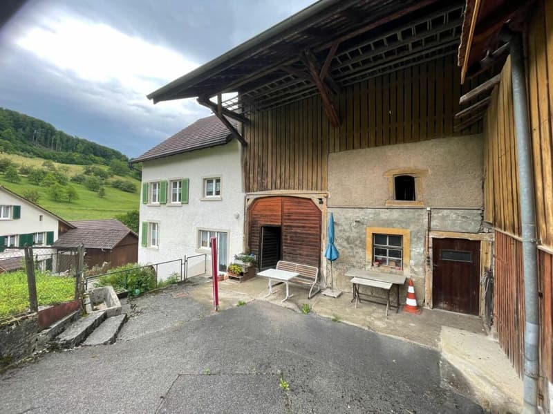 Spacious property with 2 residential units and potential (11)