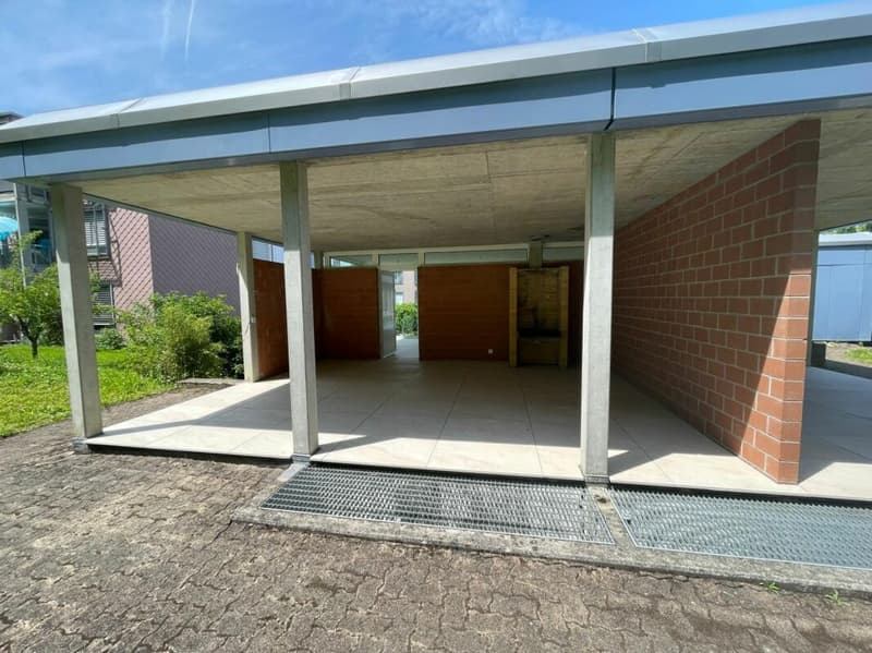 Sonnig, ruhig und mit grossem gedeckten Sitzplatz und Gartenanteil (10)