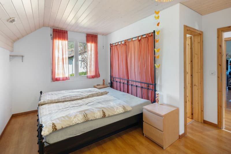 OG: Elternzimmer mit Direktzugang zum Badezimmer
