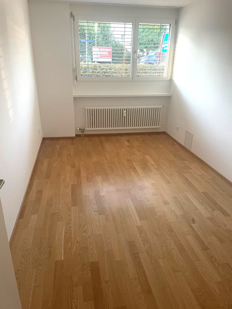 Vielseitig nutzbar – ideal als zentrale Wohnung oder Büroräumlichkeiten (4)