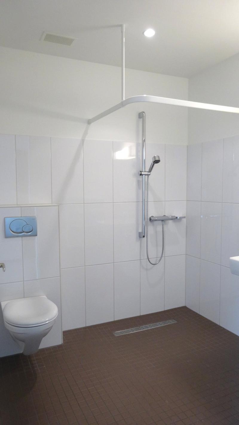 Badezimmer mit bodenebener, altersgerechter Dusche