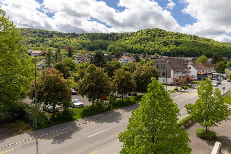 Aussenansicht mit Blick zur Strasse