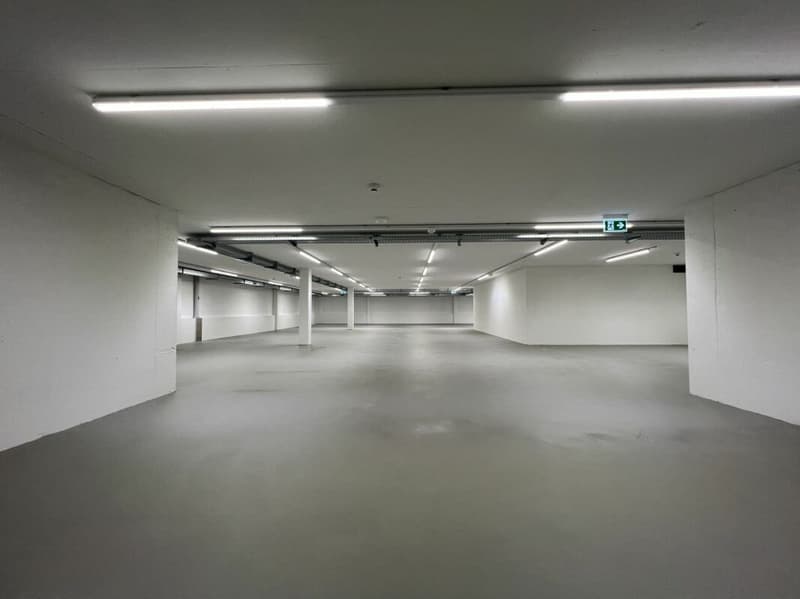 Grande halle de stockage à un important nœud de trafic (2)