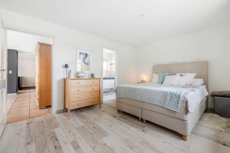 Quiet, Sunny and Spacious: 6.5-Room Attic Maisonette Apartment with Bright Rooms in Beautiful Speicher (8)