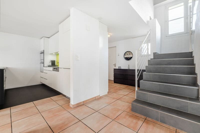 Quiet, Sunny and Spacious: 6.5-Room Attic Maisonette Apartment with Bright Rooms in Beautiful Speicher (5)