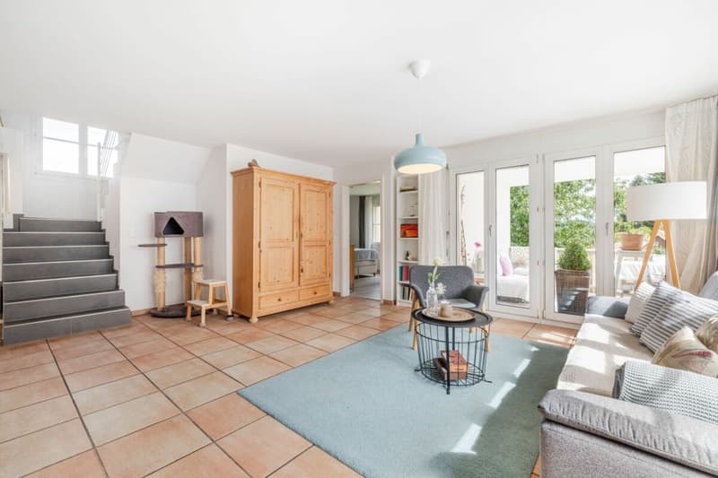 Quiet, Sunny and Spacious: 6.5-Room Attic Maisonette Apartment with Bright Rooms in Beautiful Speicher (3)