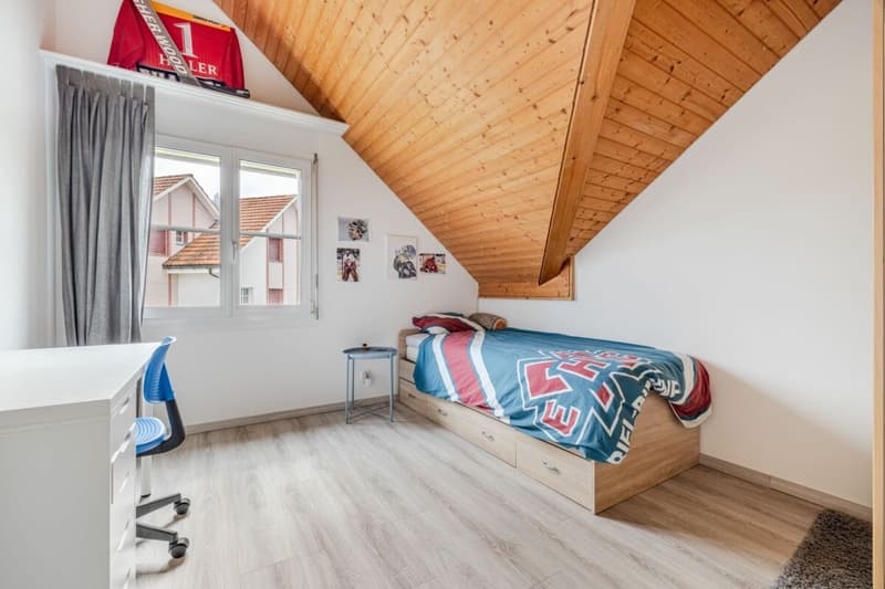 Quiet, Sunny and Spacious: 6.5-Room Attic Maisonette Apartment with Bright Rooms in Beautiful Speicher (12)