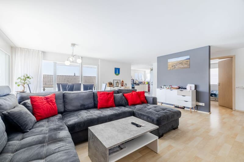 APPARTEMENT 4.5 PIÈCES LUMINEUX AU 2ÈME ÉTAGE AVEC TERRASSE COUVERTE SPACIEUSE & SALLE DE BAIN EN SUITE PRÈS DU LAC (3)
