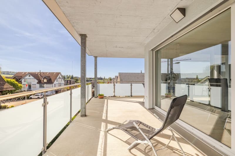 APPARTEMENT 4.5 PIÈCES LUMINEUX AU 2ÈME ÉTAGE AVEC TERRASSE COUVERTE SPACIEUSE & SALLE DE BAIN EN SUITE PRÈS DU LAC (1)