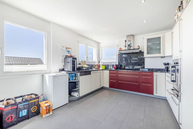APPARTEMENT 4.5 PIÈCES LUMINEUX AU 2ÈME ÉTAGE AVEC TERRASSE COUVERTE SPACIEUSE & SALLE DE BAIN EN SUITE PRÈS DU LAC (4)