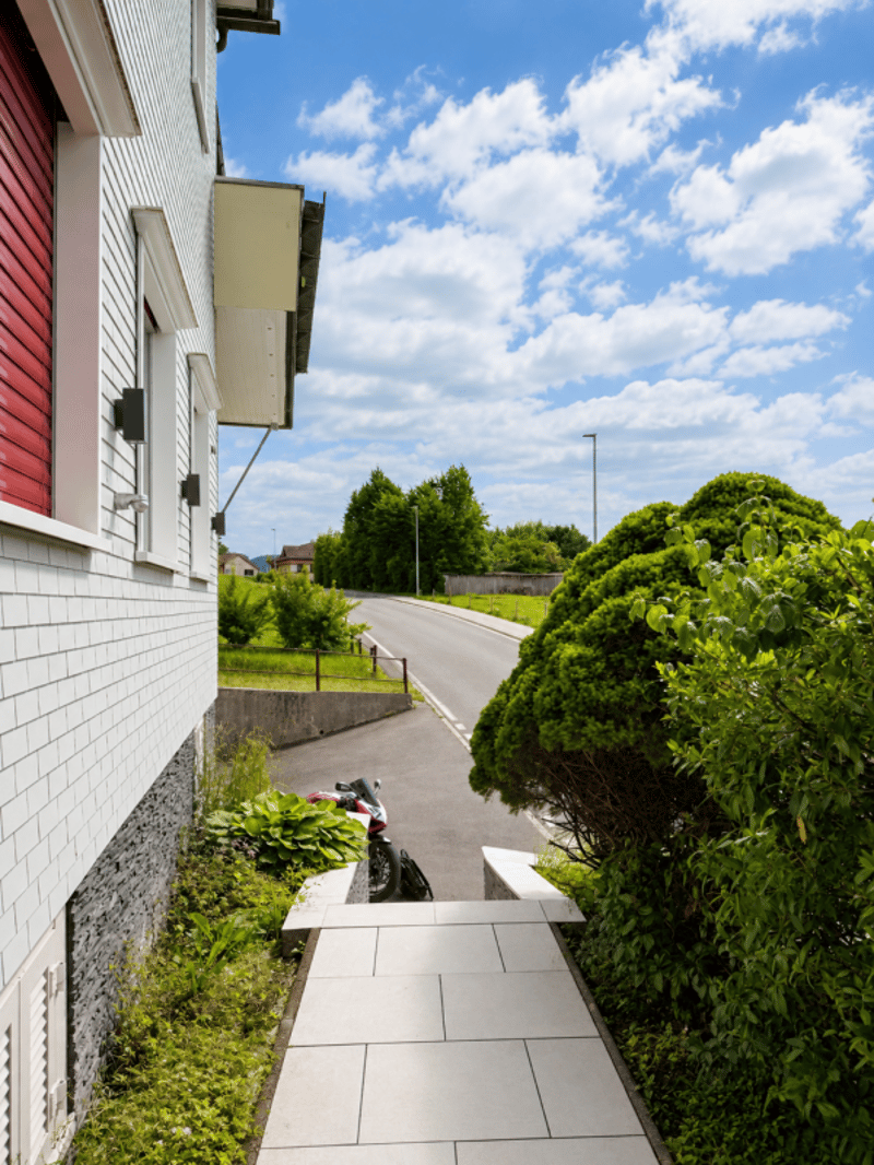 Appartement mansardé de 3,5 pièces modernisé avec balcon et vue panoramique (11)