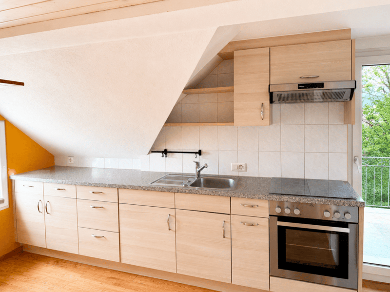 Appartement mansardé de 3,5 pièces modernisé avec balcon et vue panoramique (5)
