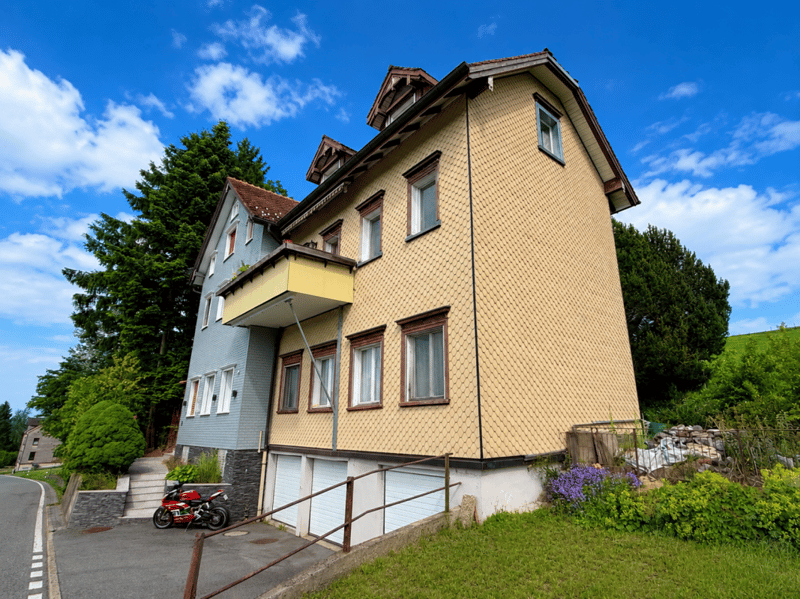 Appartement mansardé de 3,5 pièces modernisé avec balcon et vue panoramique (12)