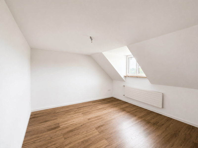 Appartement mansardé de 3,5 pièces modernisé avec balcon et vue panoramique (6)