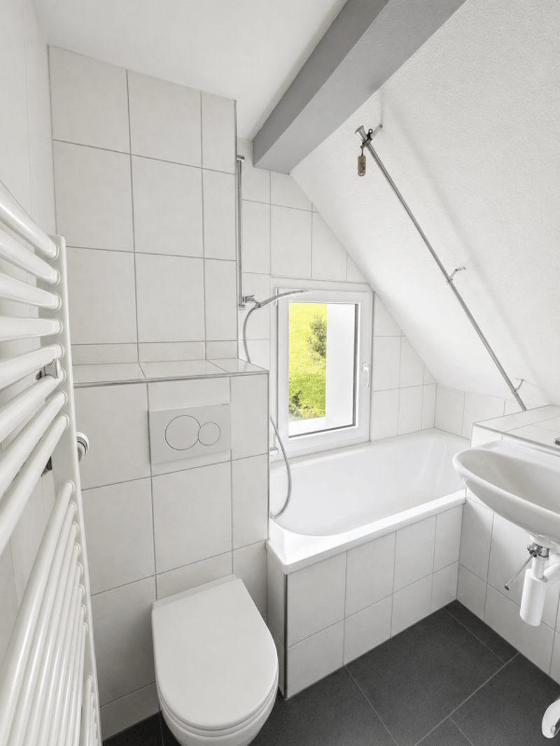 Appartement mansardé de 3,5 pièces modernisé avec balcon et vue panoramique (10)