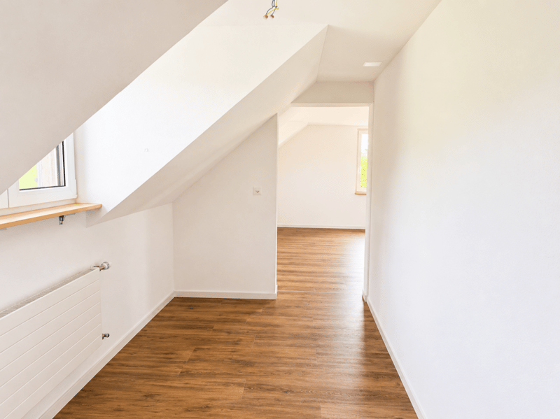 Appartement mansardé de 3,5 pièces modernisé avec balcon et vue panoramique (9)