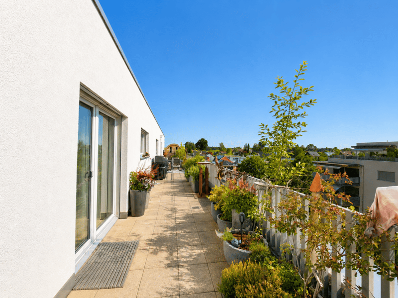 Appartement attique 5.5 pièces avec terrasse de 150 m² tout autour, vue panoramique et accès direct à la terrasse depuis chaque pièce (11)