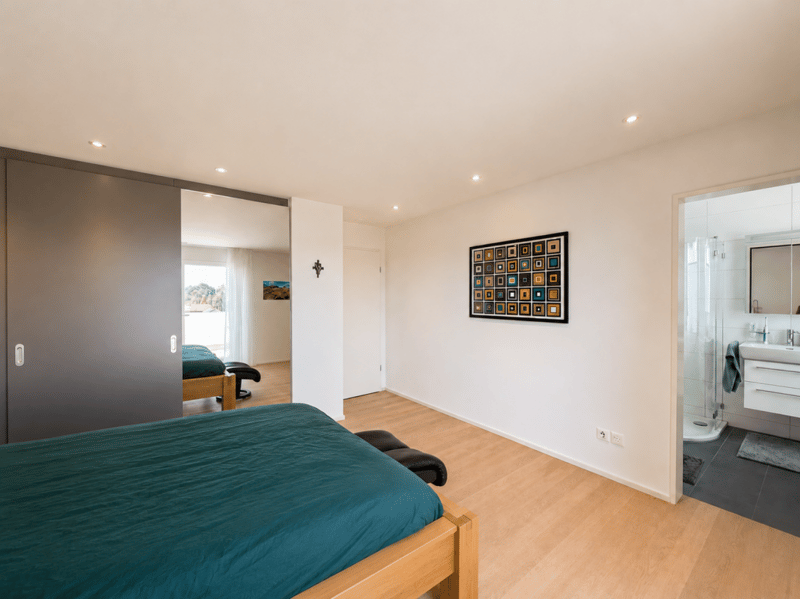 Appartement attique 5.5 pièces avec terrasse de 150 m² tout autour, vue panoramique et accès direct à la terrasse depuis chaque pièce (5)
