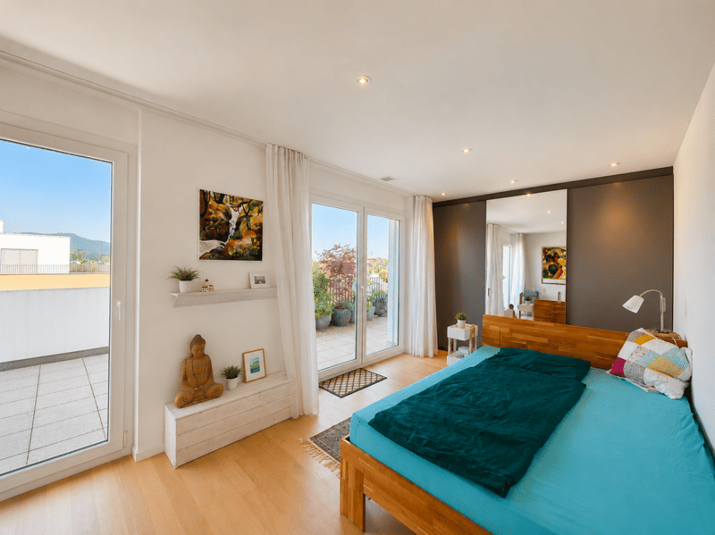 Appartement attique 5.5 pièces avec terrasse de 150 m² tout autour, vue panoramique et accès direct à la terrasse depuis chaque pièce (3)