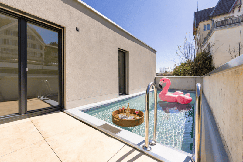 LOGENPLATZ ÜBER DEM BODENSEE: PANORAMA-ATTIKA MIT PRIVATEM POOL (1)