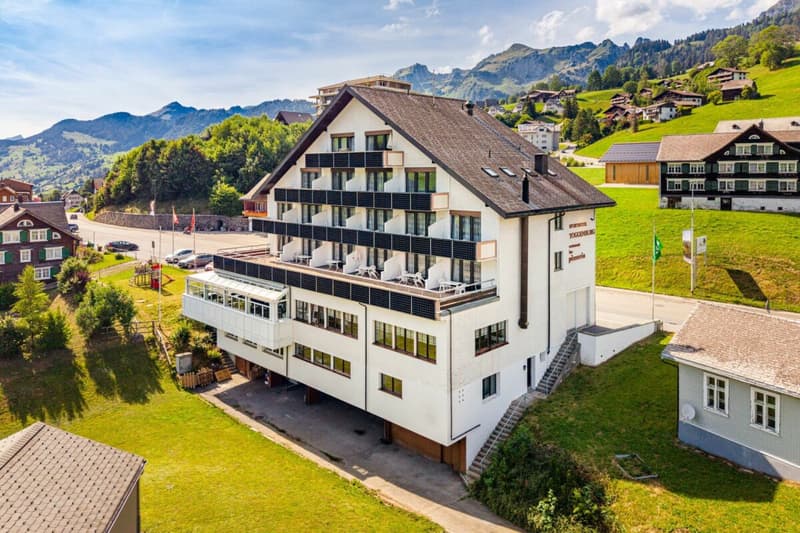 VIEL POTENZIAL AN BESTER LAGE: HOTEL TOGGENBURG MIT TRAUMAUSSICHT UND IDEALER STRUKTUR (1)