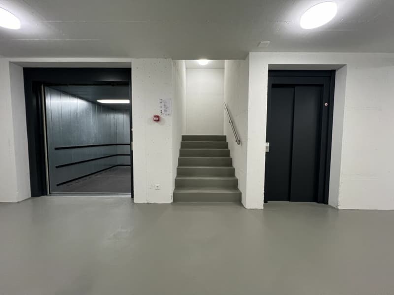Moderne Lagerhalle an Verkehrsknotenpunkt (3)
