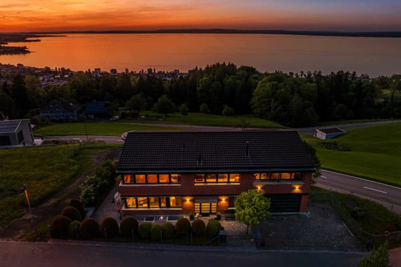 WO DER SEE ZUM PANORAMA WIRD: EXKLUSIVES EINFAMILIENHAUS AUF GROSSZÜGIGEM GRUNDSTÜCK (2)